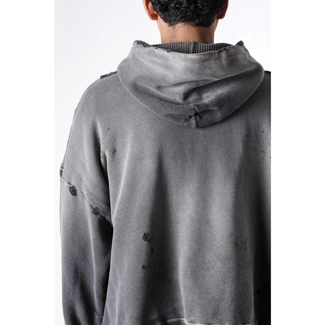 SAINT Mxxxxxx DBL FACE ZIP UP HOODIE/CHARCOAL Double-layer destroyed waffle zipper jacket, washed black S-XL, a style that has been used in the summer. After continuous fine polishing, it has finally been shipped. The finished product is simply a work of art. Super heavy washing to make the weather look old. Multiple water fades. Excessive manual wormhole damage processing. Deconstruction and reorganization embroidery technology. Custom-made zipper with LOGO. The color details of the zipper webbing are also correct. Original grade fruit main label and wash water label. Top purchasing grade. A layer of waffle fabric is added to the inner lining to make the overall texture stronger and increase the comfort and warmth of the wearer.